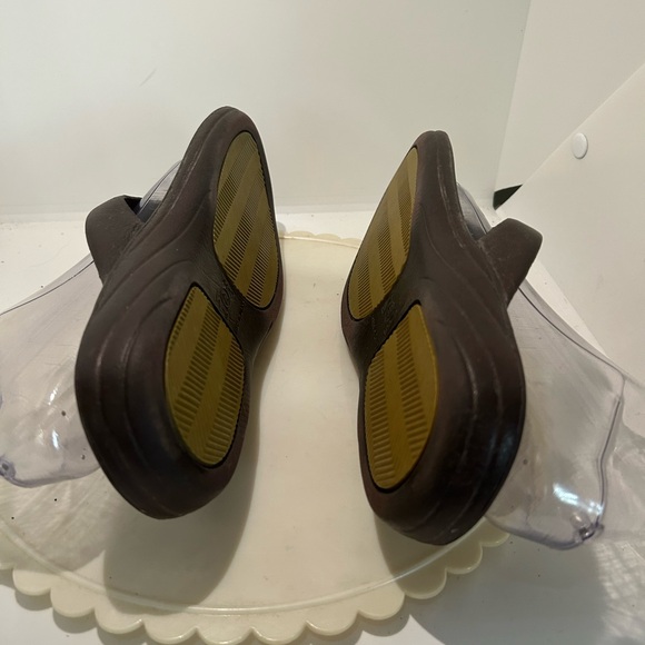 HOLEY SOLES tong sandals size 9 - Picture 8 of 8